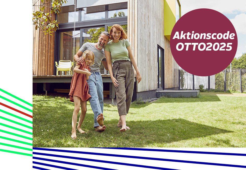 Abbildung junge Familie im Garten vor Eigenheim. Störertext: Aktionscode OTTO2024.