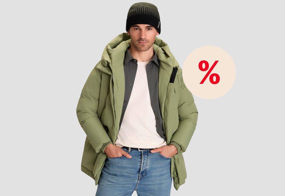 Mann mit grüner Jacke und Jeans