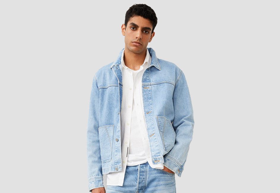 Mann in heller Jeans Jacke und weissem Hemd