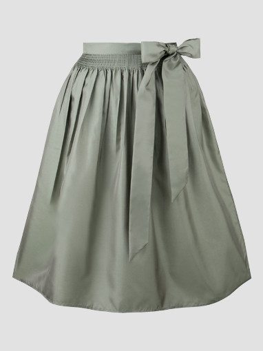 Grüner Rock mit passender Schleife.