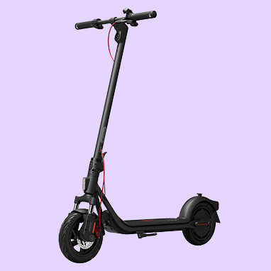 Schwarzer E-Scooter von Segway.
