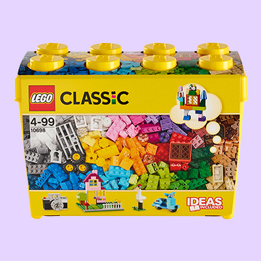 Gelber LEGO Classic Baukasten mit bunten Steinen.