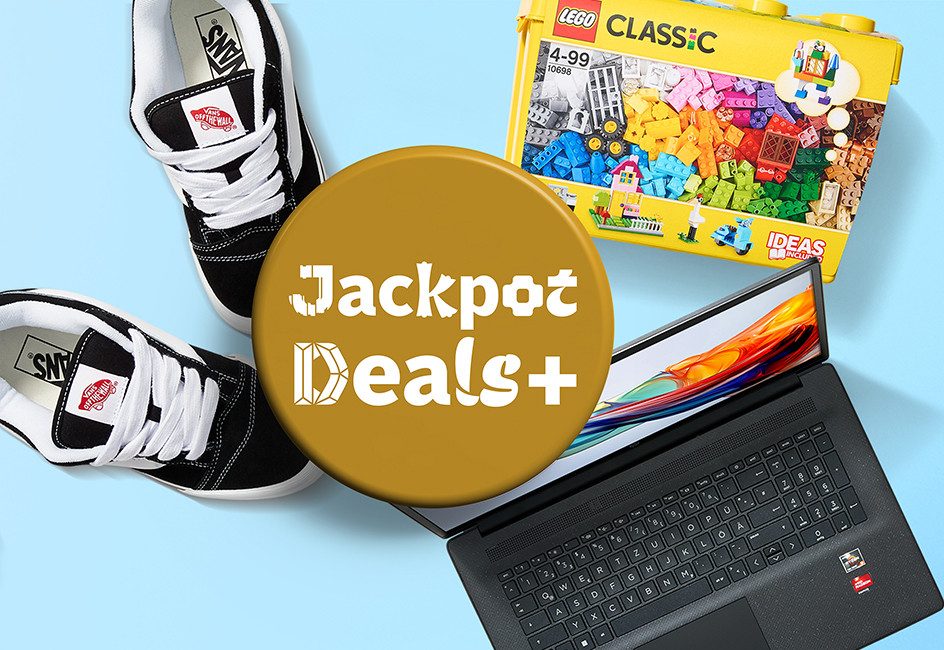 Turnschuhe, Legobauset und ein Laptop auf hellblauen Hintergrund, Button mit Text: Jackpot Deals plus