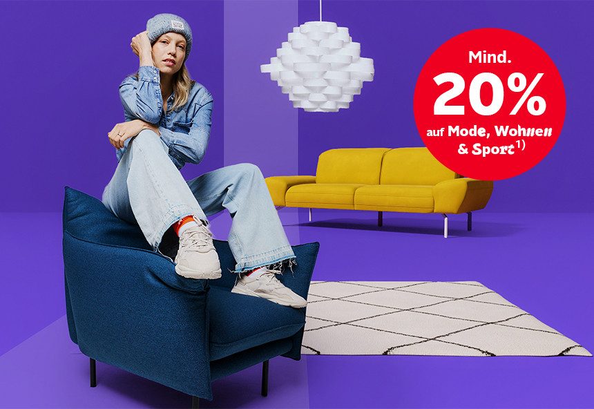 Model sitzt in einem Sessel mit Sofa, Lampe und Teppich im Hintergrund, roter Kreis "Mind. 20% auf Mode, Wohnen & Sport".