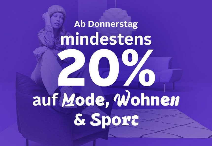 Eine Person sitzt auf einem dunkelblauen Sessel in einem Raum mit lila Wänden und Boden. Im Hintergrund steht ein Sofa und ein Teppich. Auf dem Bild steht in großer weißer Schrift: „Ab Donnerstag mindestens 20 % auf Mode, Wohnen & Sport“.