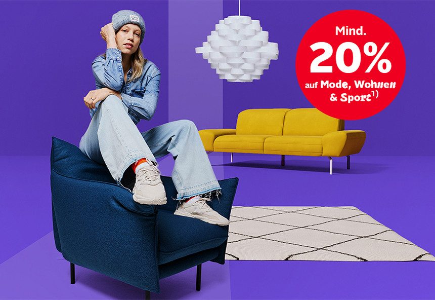 Model sitzt in einem Sessel mit Sofa, Lampe und Teppich im Hintergrund, roter Kreis "Mind. 20% auf Mode, Wohnen & Sport".