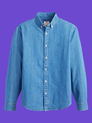 Helles Jeanshemd mit langen Ärmeln für Herren.