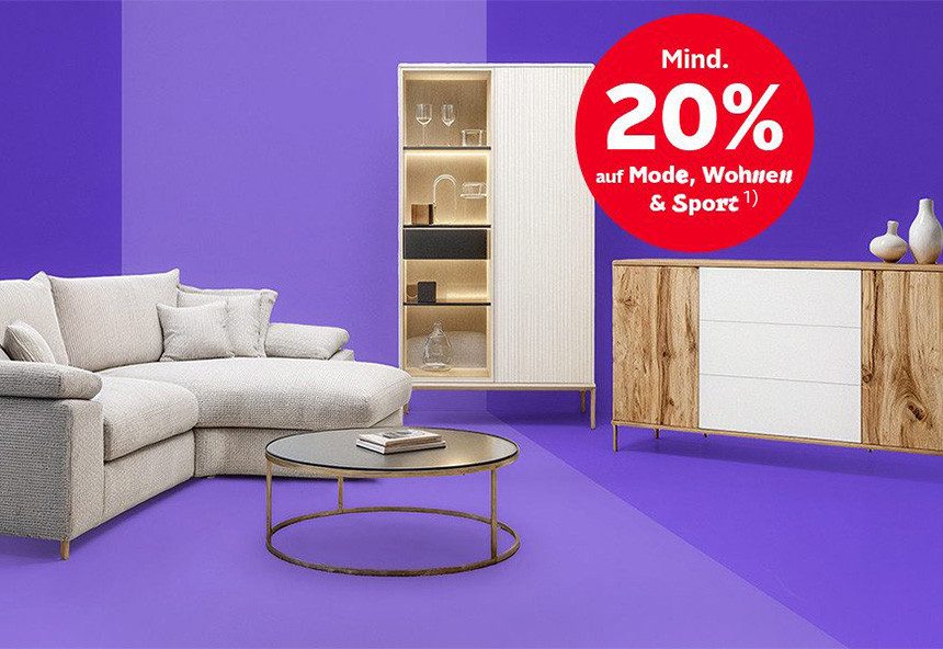 Wohnzimmer-Szene in Lila mit Sofa, Tisch, Schrank und Kommode. Roter Kreis mit "Mind. 20% auf Mode, Wohnen & Sport".