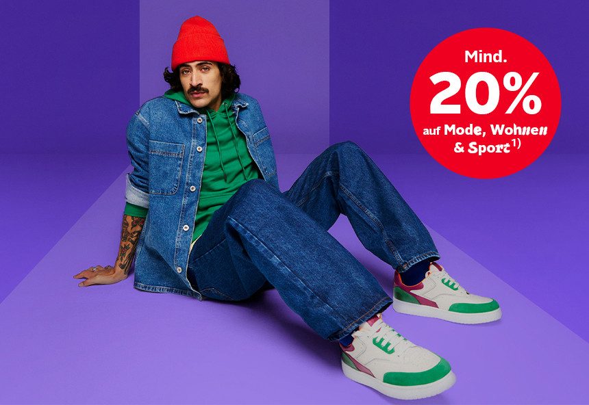 Männliches Model im Denim-Look und farbigem Hoodie, sitzend auf dem Boden, roter Kreis "Mind. 20% auf Mode, Wohnen & Sport".