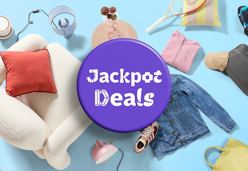 Bild von oben auf einen weißen Sessel mit rotem Kissen, eine blaue Lampe, einen kleinen runden Tisch mit Vase und Blumen, eine rosa Sportjacke, einen Tennisschläger, eine Jeansjacke, ein Paar Sportschuhe, eine rosa Schreibtischlampe, eine gelbe Tasche, eine beige Mütze und eine graue Tasche. Der Text im Störer lautet „Jackpot Deals“.