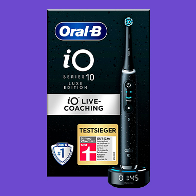 Schwarze Oral-B iO Series 10 elektrische Zahnbürste im Set.