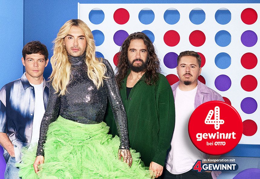 Die Bandmitglieder von Tokio Hotel stehen vor einem großen Spielbrett von „4 gewinnt“. Roter Störer mit Text „4 gewinnt bei OTTO“. In Kooperation mit 4 Gewinnt.