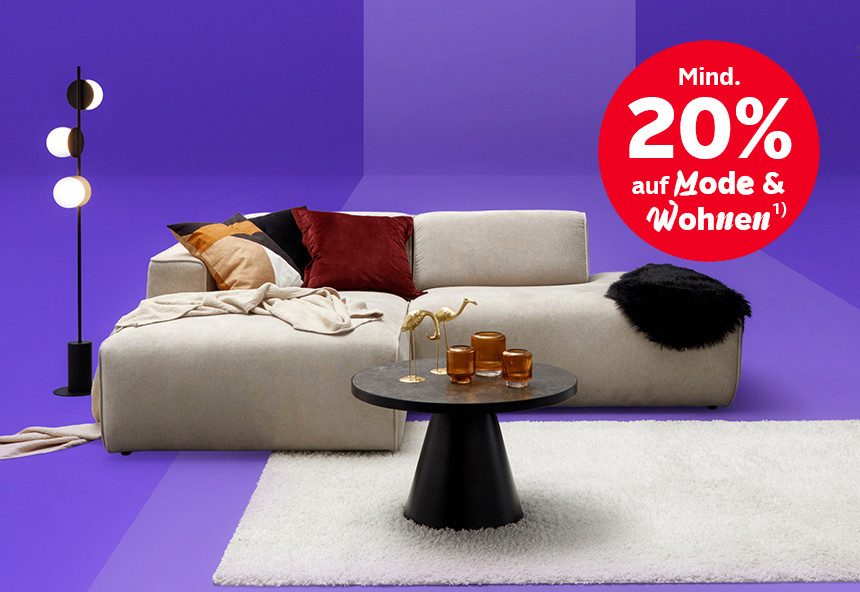 Wohnzimmer-Setup mit Sofa, Tisch und Deko, im Hintergrund roter Kreis "Mind. 20% auf Mode & Wohnen".