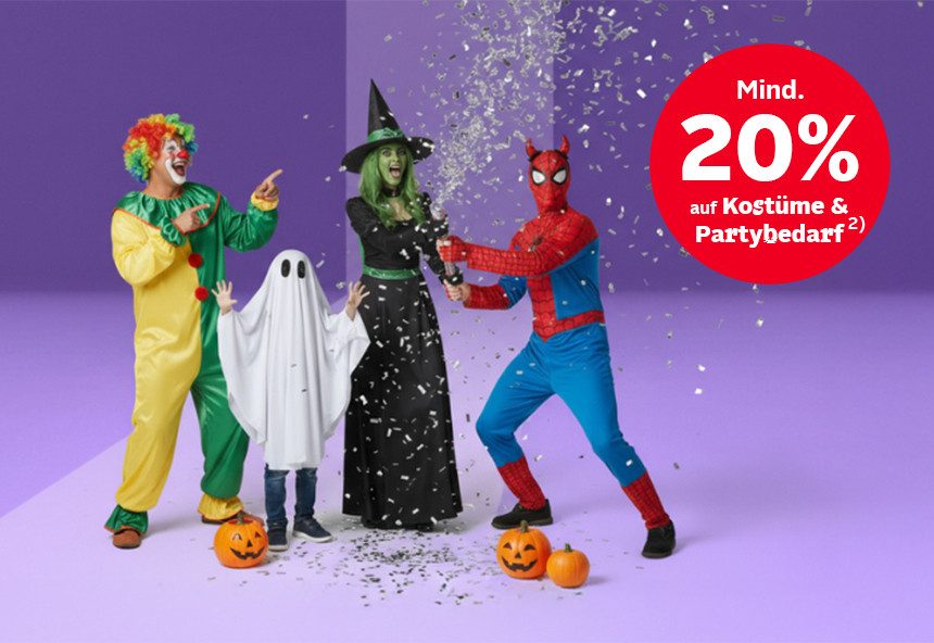 Gruppe in Halloween-Kostümen mit rotem Kreis "Mind. 20% auf Kostüme & Partybedarf".