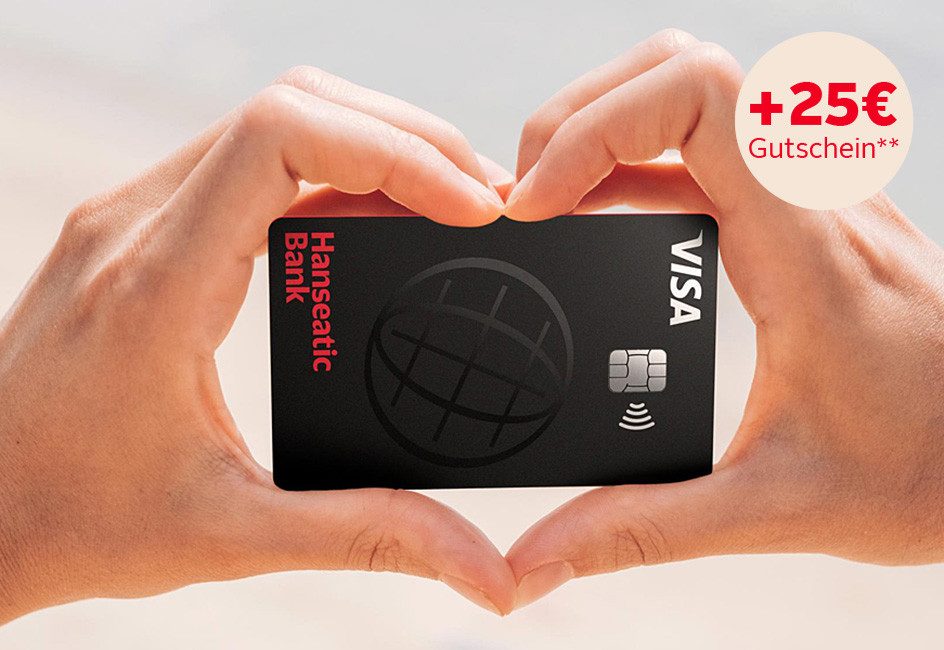 Auf dem Bild hält eine Hand eine schwarze Visa-Karte mit der Aufschrift „Hanseatic Bank“. Die Karte wird so gehalten, dass die Hände die Form eines Herzens bilden. Der Text im Störer lautet „+25 € Gutschein**“.