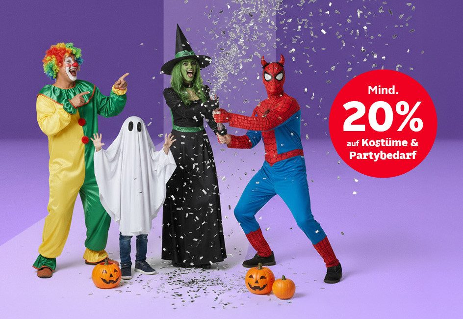 Vier Personen in Kostümen vor lila Hintergrund. Zu sehen sind ein Clown, ein Kind als Geist mit einem weißen Tuch, eine Hexe mit langem schwarzem Kleid und spitzem Hut sowie eine Person im Spiderman-Kostüm. Roter Störer mit dem Text „Mind. 20 % auf Kostüme & Partybedarf“.