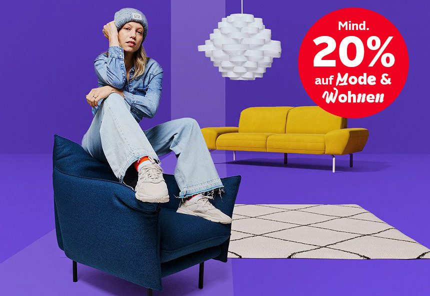 Eine Person sitzt auf einem dunkelblauen Sessel in einem Raum mit lila Wänden und Boden. Im Hintergrund steht ein Sofa und ein Teppich. Der Störertext lautet: „Mindestens 20 % auf Mode und Wohnen“.