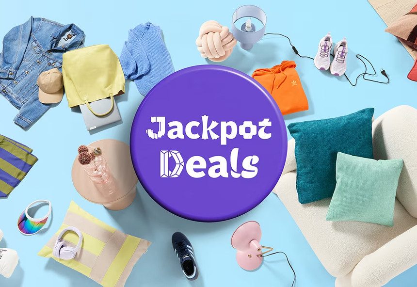 Bild zeigt einen weißen Sessel mit Kissen, eine kleine Tischlampe, einen kleinen runden Tisch mit Vase und Blumen, einen Kopfhörer, einen Laptop, einen Tennisschläger, eine Jeansjacke, ein Paar Sportschuhe, eine rosa Schreibtischlampe, eine gelbe Tasche, eine beige Mütze und eine graue Tasche. Der Text im Störer lautet „Jackpot Deals“.