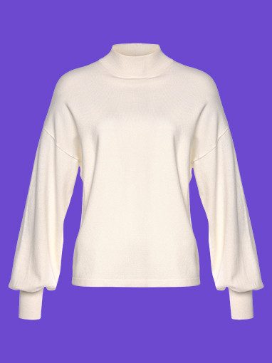 Cremefarbener Strickpullover mit Stehkragen.