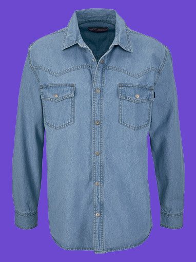 Helles Jeanshemd mit langen Ärmeln und Brusttaschen.