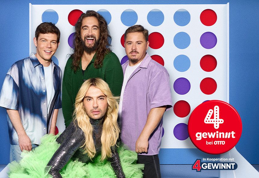 Die Bandmitglieder von Tokio Hotel stehen vor einem großen Spielbrett von „4 gewinnt“. Roter Störer mit Text „4 gewinnt bei OTTO“. In Kooperation mit 4 Gewinnt.