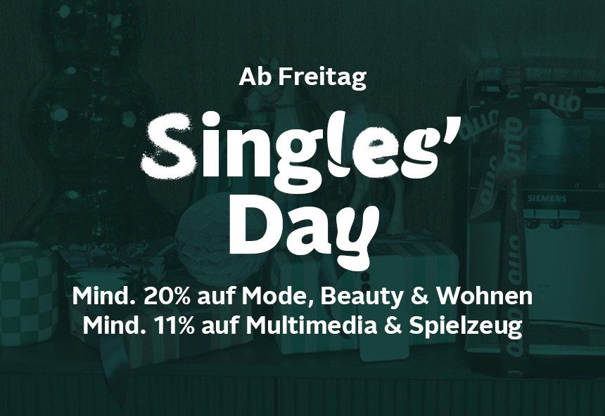 Foto von einem Tisch mit vielen Geschenken. Auf dem Bild steht groß: „Ab Freitag Singles’ Day“ und darunter: „Mind. 20% auf Mode, Beauty & Wohnen Mind. 11% auf Multimedia & Spielzeug“.