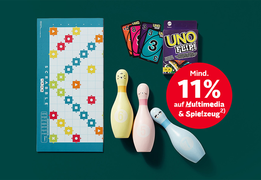 Scrabble, Uno Karten, Bowling Kegel und ein roter Kreis mit "Mind. 11% auf Multimedia & Spielzeug".