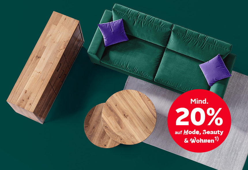 Grünes Sofa, Holztische, Kommode und ein roter Kreis mit "Mind. 20% auf Mode, Beauty & Wohnen".