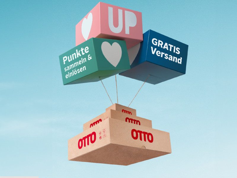 Auf dem Bild sieht man Kartons in der Luft schweben. Auf den Kartons ist das Logo „UP“ und der Text „Punkte sammeln & einlösen“ und „Gratis Versand“ zu sehen. Das „OTTO“-Logo steht auf einem anderen Karton.