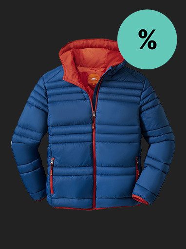 Blaue Steppjacke mit rotem Innenfutter, grüner Prozent-Kreis für Rabattaktion.