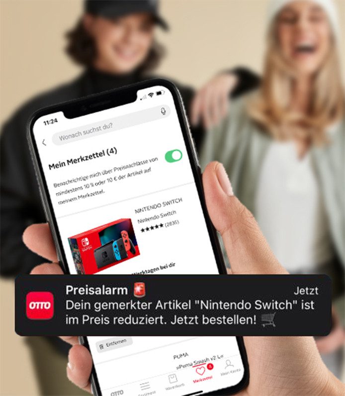 Hand hält Smartphone mit OTTO Preisalarm für reduzierte Nintendo Switch.