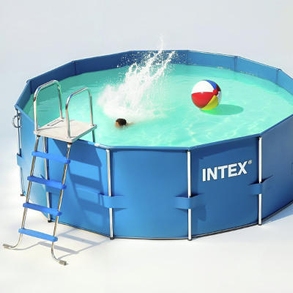 Rundpool mit Leiter und Luftwasserball im Pool