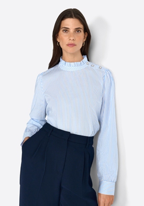 Frau in Langarmbluse mit Rüschendetails in der Farbe "skyway blue"