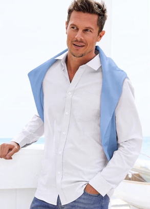 Mann in einem weißen Langarmhemd mit blauem Pullover