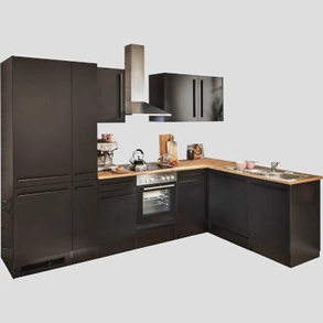 Winkelküche mit Front und Korpus in schwarz matt und der Arbeitsplatte in lanzelot eichefarben