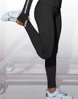 Frau tr&auml;gt eine schwarze Laufhose