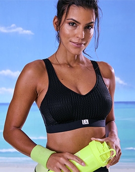 Frau tr&auml;gt einen schwarzen Sport BH