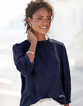 Frau tr&auml;gt eine dunkelblaue Schlupfbluse