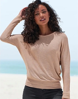 Frau tr&auml;gt ein Langarmshirt in beige in Strickqualit&auml;t