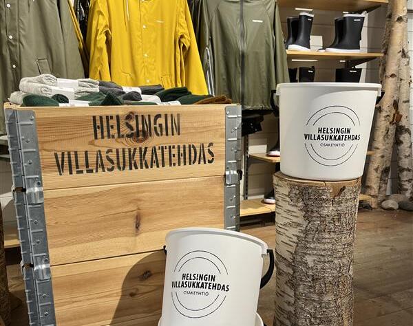 Henkilö keltaisessa sadetakissa