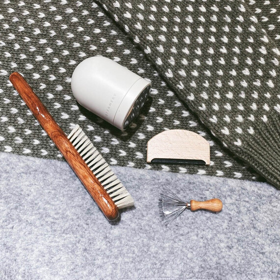 Villapaita, jonka päällä on villanhoitotuotteita