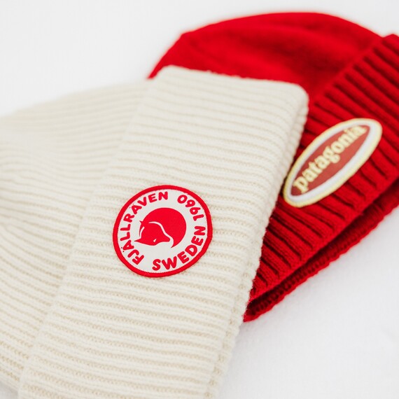 Kaksi pipoa lumihangella