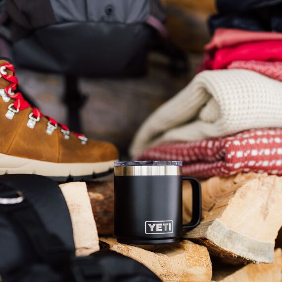 Puukasan päällä villapaitoja viikattuna