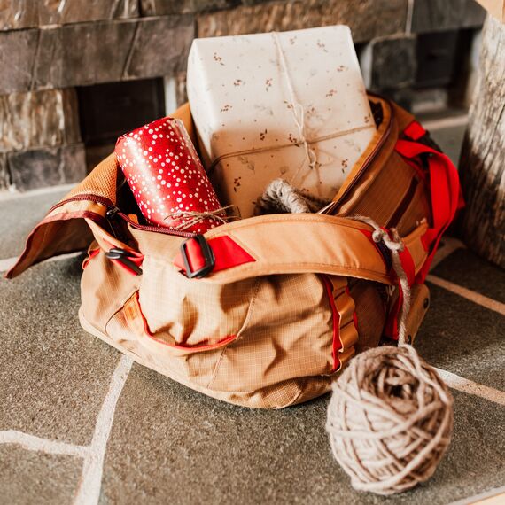 Reppu täynnä joululahjapaketteja