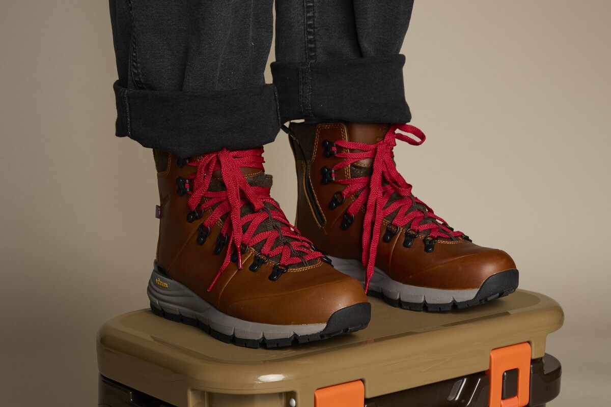 Pariskunta istumassa kalliolla. He katsovat toisiinsa ja hymyilevät