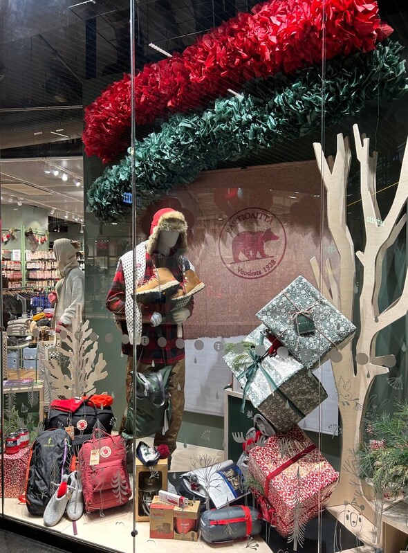 Partioaitan myym&auml;l&auml;n jouluinen n&auml;yteikkuna.