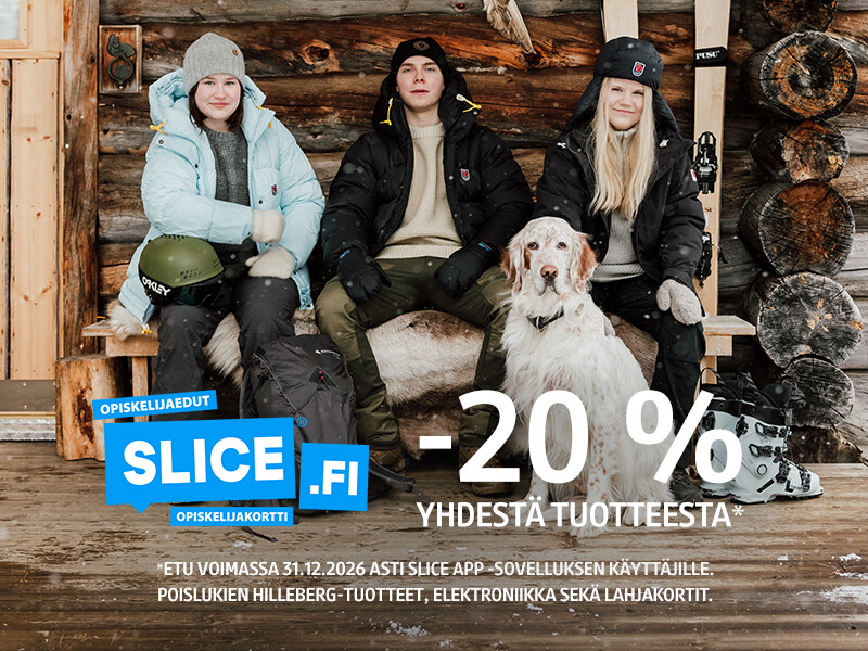 Slice-opiskelijaetu -20 %. Kolme nuorta istumassa penkill&auml; m&ouml;kin edustalla.