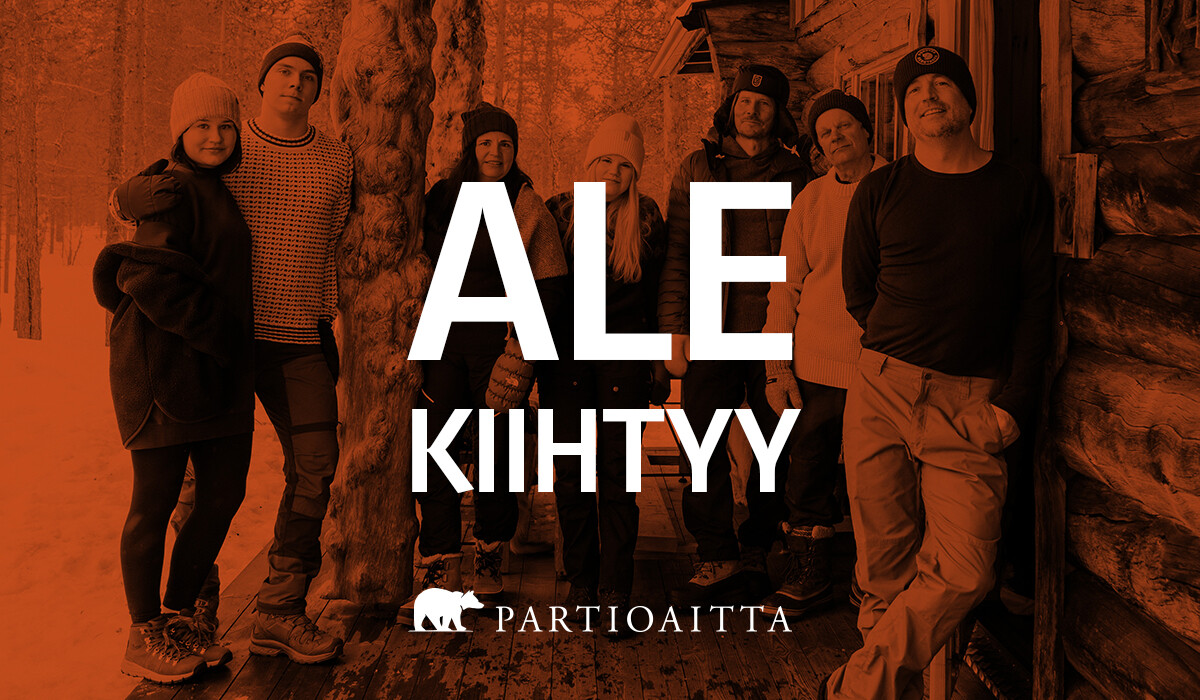 "Ale kiihtyy" teksti punaisella pohjalla. Taustalla on hymyilev&auml; nainen, jolla on p&auml;&auml;ll&auml;&auml;n kuoritakki ja sel&auml;ss&auml;&auml;n h&auml;nell&auml; on rinkka. Naisella on takin huppu p&auml;&auml;ss&auml;&auml;n.