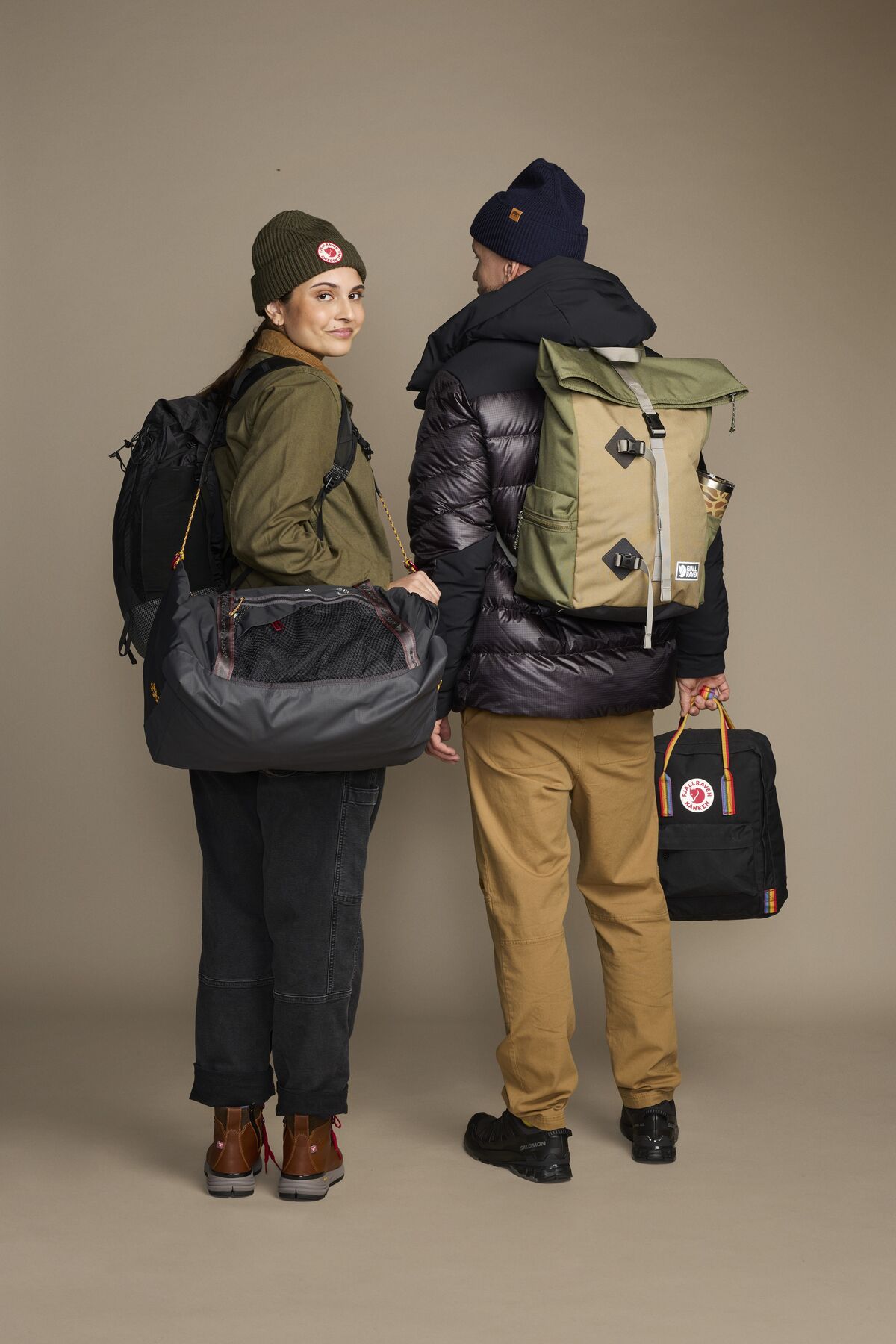 Kolme ihmist&auml; kuvattuna takaa p&auml;in. Heill&auml; on kaikilla sel&auml;ss&auml;&auml;n matkailureput.