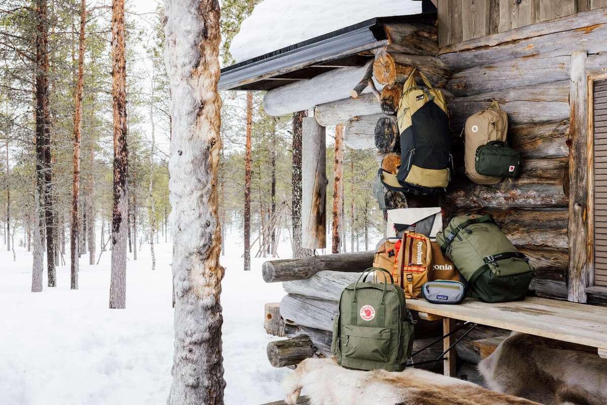 Erikokoisia Fj&auml;llr&auml;ven K&aring;nken ja Osprey matkailuun sopivia reppuja.